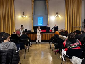 sala con studenti per il giornale in classe